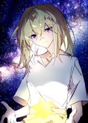 1girl bang_dream! bang_dream!_it&#039;s_mygo!!!!! blonde_hair chinese_commentary closed_mouth commentary_request hair_between_eyes hibioes highres medium_hair misumi_uika purple_eyes shirt short_sleeves solo star_(sky) star_(symbol) starry_sky_background upper_body white_shirt