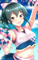 1girl arm_up armpits belt black_shirt blue_skirt blue_sky blurry blurry_background blush bow breasts brown_eyes cheerleader collarbone commission confetti cropped_shirt green_hair hair_bow hand_up highres holding holding_pom_poms idolmaster idolmaster_cinderella_girls idolmaster_cinderella_girls_starlight_stage kumichou_(nakasato-gumi) long_hair looking_at_viewer medium_breasts midriff miniskirt navel ohishi_izumi open_mouth pink_bow pink_trim pom_pom_(cheerleading) pom_poms ponytail shirt skeb_commission skirt sky sleeveless sleeveless_shirt smile solo sparkle sweat two-tone_shirt upper_body white_belt