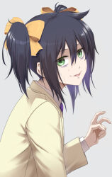 1girl alternate_hairstyle aoki_kanji bags_under_eyes bent_v black_hair blazer bow collared_shirt from_side green_eyes grey_background hair_bow jacket kuroki_tomoko looking_at_viewer looking_to_the_side necktie purple_necktie school_uniform shirt sidelocks simple_background solo sweat twintails twintails_day unkempt unkempt_female upper_body v watashi_ga_motenai_no_wa_dou_kangaetemo_omaera_ga_warui! yellow_bow yellow_jacket