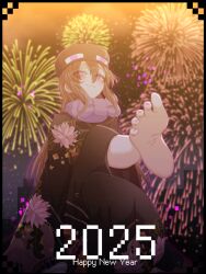 1girl 2025 absurdres aerial_fireworks ander_(at2.) at2. barefoot black_hat black_kimono blush brown_hair closed_mouth commentary double-parted_bangs enderman english_commentary feet fireworks floral_print foot_focus foreshortening hair_between_eyes happy_new_year hat highres japanese_clothes kimono knee_up light_smile long_hair long_sleeves looking_at_viewer minecraft mob_talker nail_polish new_year presenting_foot purple_eyes purple_nails purple_scarf scarf soles solo toenail_polish toenails toes