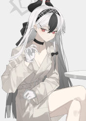 1girl alternate_costume black_choker black_horns blue_archive choker demon_horns diamond_necklace ear_piercing grey_background grey_halo halo highres horns kayoko_(blue_archive) mole mole_on_neck multicolored_hair piercing solo two-tone_hair vennie