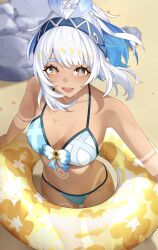 1girl alternate_costume beach blue_hair blue_hairband blue_ribbon blunt_bangs braid breasts colored_inner_hair commentary_request dark_skin fish-shaped_pupils genshin_impact hairband highres innertube long_hair mualani_(genshin_impact) mualani_(hot_springs)_(genshin_impact) multicolored_hair open_mouth orange_eyes red_eyes ribbon smile swim_ring swimsuit symbol-shaped_pupils taira_(taira_oekaki) tan tanline twitter_username white_hair