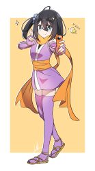 1girl amamiya_satsuki_(mono) black_hair blue_eyes camera cosplay fingerless_gloves gloves highres holding holding_camera japanese_clothes kimono kusagakure_satoko kusagakure_satoko_(cosplay) mono_(afro) ninja ninja_to_koroshiya_no_futarigurashi one_side_up scarf season_connection short_kimono shuriken_hair_ornament simple_background smile solo thick_eyebrows thighhighs yas_(yosiyasuyasu)