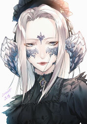 1girl absurdres au_ra black_dress brooch dated dress final_fantasy final_fantasy_xiv frilled_hairband frills gem grey_eyes hairband highres horns jewelry liz_gray long_hair looking_at_viewer monster_girl scales simple_background solo upper_body warrior_of_light_(ff14) white_background white_hair