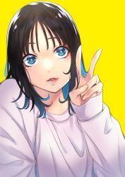 1girl black_hair blue_eyes blue_hair commentary_request hand_up highres kitahara_aoba long_sleeves looking_at_viewer multicolored_hair parted_lips sawaranaide_kotesashi-kun shinjou_takuya shirt simple_background solo two-tone_hair upper_body v white_shirt wispy_bangs yellow_background