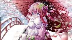1girl amai_raspberry blurry blush bow branch bridge commentary_request depth_of_field diamond_(shape) fenrir_(fenlil0316) gradient_hair green_hair hair_bow highres holding holding_umbrella mittens multicolored_eyes multicolored_hair official_art oil-paper_umbrella pink_bow pink_hair razz_production scarf second-party_source snow solo striped_bow twintails umbrella white_scarf