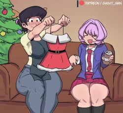 &gt;_&lt; 1boy 1girl animated apron ass ass_shake black_hair blush breasts bulge can christmas christmas_tree couch cum cum_on_body drink_can ejaculation erection erection_under_clothes gasvy_man huge_ass huge_breasts inverted_nipples komi-san_wa_komyushou_desu komi_shuuko leg_up mature_female nipples ok_sign one_eye_closed osana_najimi_(komi-san_wa_komyushou_desu) pants penis purple_hair santa_costume school_uniform sex shirt skirt soda_can sound tagme teasing testicles thighhighs thighs vaginal video wink