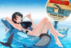 1girl bamboo_tac barefoot black_hair black_one-piece_swimsuit blush breasts colored_inner_hair competition_swimsuit ellen_joe fins fish_tail innertube large_breasts looking_at_viewer multicolored_hair one-piece_swimsuit red_eyes red_hair shark_girl shark_tail short_hair sign solo swim_ring swimsuit tail water zenless_zone_zero