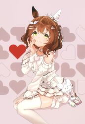 1girl absurdres animal_ears aston_machan_(everlasting_candy)_(umamusume) aston_machan_(umamusume) bare_shoulders brown_background brown_hair closed_mouth clothing_cutout commentary_request dress feet_out_of_frame hair_between_eyes hair_ornament hairclip hand_up heart highres horse_ears long_sleeves looking_at_viewer moko39_takasora puffy_long_sleeves puffy_sleeves shoulder_cutout sitting smile solo thighhighs umamusume valentine white_dress white_thighhighs yellow_eyes