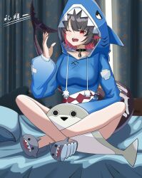 1girl absurdres alternate_costume animal_hood artist_name bed black_choker black_hair blue_hoodie breasts chinese_text choker colored_inner_hair cosplay curtains doll ellen_joe fins fish_tail gawr_gura gawr_gura_(cosplay) highres hood hoodie leishi89082 multicolored_hair on_bed one_eye_closed open_mouth pillow pink_hair red_eyes red_hair shark_girl shark_hood shark_slippers shark_tail shark_tooth sharp_teeth short_hair sitting slippers smile solo stuffed_toy tail teeth zenless_zone_zero
