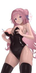1girl absurdres alternate_costume baibanligui black_leotard black_thighhighs covered_navel dorothy_(nikke) goddess_of_victory:_nikke hair_bun highres latex latex_leotard leotard long_hair pink_hair purple_eyes simple_background solo thighhighs white_background