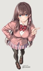 1girl absurdres aqua_eyes arm_up black_pantyhose blue_eyes blush bow breasts brown_hair cardigan closed_mouth collared_shirt hair_bow hair_ornament highres long_hair long_sleeves looking_at_viewer maki_makishima_(makimaki) medium_breasts original pantyhose pink_cardigan pink_skirt pleated_skirt school_uniform shirt simple_background skirt smile solo unasaka_ryou white_shirt
