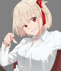 1girl blonde_hair buttoned_cuffs buttons evil_smile formal_clothes grey_background hair_ornament highres komiya_harumoto long_sleeves looking_at_viewer lycoris_recoil nishikigi_chisato red_eyes shirt short_hair sitting smile solo white_shirt