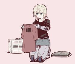 1girl android belt black_shirt blau_(mechanical_buddy_universe) blonde_hair dot_nose folding_clothes green_eyes green_skirt highres holding holding_shirt holding_unworn_clothes joints kato_takuji laundry_basket mechanical_buddy_universe miniskirt no_mouth pencil_skirt pink_background robot_joints seiza shirt short_hair simple_background sitting skirt solo unworn_clothes unworn_shirt