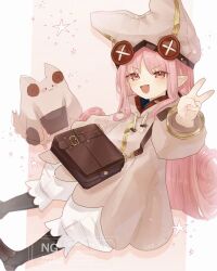 1girl :3 artist_name bag baggy_pants blush brown_bag buttons dress fate/grand_order fate_(series) habetrot_(fate) hat highres hood hooded_jacket jacket long_hair long_sleeves looking_at_viewer open_mouth pants pink_background pink_hair pink_hat pointy_ears red_eyes shoulder_bag sidelocks simple_background smile solo sparkle_background star_(symbol) suwa_(swk_kkk) two-tone_background v watermark white_background white_pants