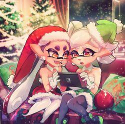 2girls bare_shoulders callie_(splatoon) chichi_band christmas christmas_tree couch cousins curtains earrings fangs hat jewelry marie_(splatoon) multiple_girls night night_sky nintendo nintendo_switch pillow pointy_ears santa_hat sky sleeveless splatoon_(series)