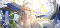1girl absurdres ambience_synesthesia arknights bare_shoulders blonde_hair bloom blue_hair breasts chromatic_aberration collarbone colored_extremities commentary dragon_girl dragon_horns green_eyes hair_between_eyes hair_intakes hand_up highres horns jewelry large_breasts light_rays long_hair looking_at_viewer multicolored_hair necklace off_shoulder official_alternate_costume parted_lips pearl_necklace shu_(arknights) shu_(bingwenyuyou)_(arknights) solo upper_body white_hair yuu-628