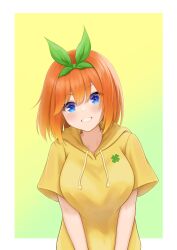 Rule 34 | 1girl, absurdres, blue eyes, bob cut, breasts, clover print, codename696, commentary request, go-toubun no hanayome, gradient background, green background, green ribbon, hair between eyes, hair ribbon, highres, hood, hood down, hoodie, large breasts, looking at viewer, medium hair, nakano yotsuba, orange hair, parted lips, revision, ribbon, short sleeves, smile, solo, upper body, yellow background, yellow hoodie