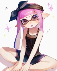 1girl :o black_bow black_hairband black_shorts bow bow_hairband breasts cleavage dolphin_shorts fang gradient_hair hairband head_tilt inkling inkling_girl inkling_player_character kodak_painter long_hair looking_at_viewer multicolored_hair nintendo notice_lines open_mouth pink_hair pointy_ears purple_eyes purple_hair shorts sitting solo sparkle splatoon_(series) splatoon_3 tentacle_hair two-tone_hair white_background