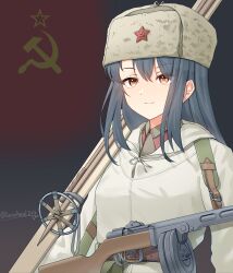 1girl absurdres artist_name belt black_hair brown_belt brown_hat brown_jacket closed_mouth coat collar_tabs commentary flag_background gun gun_sling hammer_and_sickle hat highres holding holding_skis jacket leochan1202 military military_coat military_jacket military_uniform original ppsh-41 red_eyes red_star smile soldier soviet_army soviet_flag star_(symbol) submachine_gun upper_body ushanka weapon white_coat world_war_ii