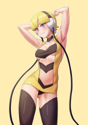 1girl adapted_costume armpits arms_up blonde_hair blue_eyes blunt_bangs breasts cable choker closed_mouth collarbone commentary_request elesa_(pokemon) els_(ljhlee12) eyelashes headphones highres korean_commentary nintendo panties pokemon pokemon_bw presenting_armpit short_hair simple_background smile solo thighhighs underboob underwear vest yellow_background yellow_vest