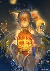 1girl 1other absurdres arknights bare_shoulders beads blonde_hair blue_hair chinese_commentary closed_eyes closed_mouth commentary_request cowboy_shot dragon_girl dragon_horns earrings embers facing_viewer fire hair_between_eyes hair_intakes highres holding holding_lantern horns jacket jewelry lantern long_sleeves multicolored_hair necklace off_shoulder paper_lantern plant pointy_ears shu_(arknights) smile solo_focus standing watermark weibo_watermark weibo_watermark white_hair white_jacket xizi_mu_zz