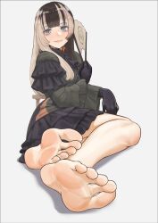 1girl absurdres aiharararara barefoot black_hair blonde_hair blue_eyes feet hand_fan highres juufuutei_raden long_hair looking_at_viewer multicolored_hair regloss_(hololive) soles streaked_hair toes two-tone_hair