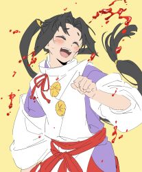 1boy :d black_hair blood blood_spray blush closed_eyes cowboy_shot curtained_hair floating_hair hand_up happy head_tilt highres houjou_tokiyuki_(nige_jouzu_no_wakagimi) japanese_clothes kariginu long_hair low-tied_long_hair motoyui nfds1sa6xn51383 nige_jouzu_no_wakagimi open_mouth ponytail raised_eyebrows red_sash sash sidelocks_tied_back simple_background sleeves_rolled_up smile solo teeth upper_teeth_only very_long_hair yellow_background
