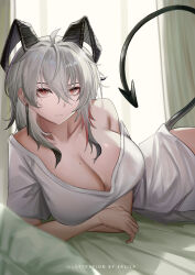 1girl absurdres ahoge artist_name bed black_horns black_tail breasts cleavage closed_mouth commentary curled_horns demon_tail earrings english_commentary erlisa_takanashi grey_hair highres horns indoors jewelry key_earrings large_breasts long_hair looking_at_viewer mole mole_on_breast mole_under_eye multicolored_hair red_eyes solo streaked_hair tail wuthering_waves zani_(wuthering_waves)