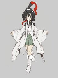 1other androgynous ascot beak black_hair black_hat black_shirt bolos boots closed_mouth coat collared_shirt commentary detached_sleeves dot_nose eye_of_senri eye_socket full_body green_hakama grey_background grey_boots hairband hakama hakama_short_skirt hakama_skirt hat hat_ribbon japanese_clothes knee_boots knees layered_sleeves len&#039;en long_sleeves looking_at_viewer messy_hair monsterification open_clothes open_coat other_focus red_ribbon ribbon senri_tsurubami shirt short_hair simple_background skirt sleeveless sleeveless_coat sleeves_past_wrists smile solo standing tachi-e tate_eboshi white_ascot white_brooch white_hairband white_sleeves wide_sleeves wrinkled_skin