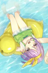 1girl bare_shoulders bow breasts fate/grand_order fate_(series) green_one-piece_swimsuit hairband highres kazuradrop_(fate) kazuradrop_(second_ascension)_(fate) looking_at_viewer one-piece_swimsuit open_mouth purple_eyes purple_hair short_hair small_breasts solo suwa_(swk_kkk) swimsuit thighs water yellow_hairband