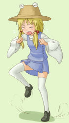 &gt;_&lt; 1girl angry blonde_hair blush closed_eyes crying dress female_focus green_background hair_ribbon hat kero_(cardcaptor_sakura) moriya_suwako open_mouth ranma_(kamenrideroz) red_ribbon ribbon simple_background solo thighhighs touhou upset white_thighhighs