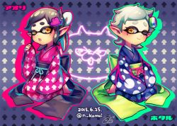 +_+ 2girls :o aged_down animal_print black_hair callie_(splatoon) callie_(young)_(splatoon) cat child gradient_background inkling japanese_clothes judd_(splatoon) kamui_natsuki kimono marie_(splatoon) marie_(young)_(splatoon) mole mole_under_eye multiple_girls nintendo obi one_eye_closed open_mouth sash short_hair silver_hair sitting splatoon_(series) splatoon_1 squid squid_print symbol-shaped_pupils