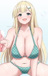 1girl :d bare_arms bikini blonde_hair blunt_bangs blush breasts bubble cleavage commentary_request gradient_background green_background green_eyes highres holding holding_sponge large_breasts long_hair navel open_mouth polka_dot polka_dot_bikini senran_kagura senran_kagura_estival_versus senran_kagura_new_link senran_kagura_shinovi_versus sidelocks simple_background smile soap_bubbles solo sponge surippa1010 swimsuit very_long_hair white_background yomi_(senran_kagura)