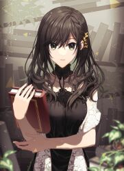 1girl arm_across_waist black_choker black_dress blurry blurry_foreground book bookshelf breasts brown_hair choker closed_mouth colored_inner_hair commentary_request dress expressionless green_eyes green_hair hair_between_eyes hair_ornament highres holding holding_book kashima_yue lace lace_choker light_particles long_hair looking_at_viewer mixed-language_commentary multicolored_hair original partial_commentary plant shawl solo white_shawl