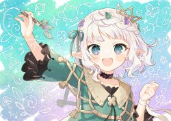 1girl arm_up black_choker blush choker collarbone collared_dress commentary contrast_collar dress frilled_sleeves frills green_background green_dress green_eyes green_ribbon hair_ribbon hand_up holding holding_pen long_sleeves looking_at_viewer open_mouth original outstretched_arm pen pointy_ears ribbon short_hair shuu_(syuuuuuuuuuu) solo upper_body white_hair
