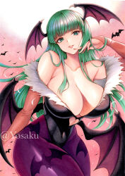 1girl animal_print bare_shoulders bat_(animal) bat_print black_leotard blunt_bangs breasts bridal_gauntlets cleavage clothing_cutout collarbone darkstalkers demon_wings green_eyes green_hair head_wings heart_cutout highres large_breasts leotard long_hair looking_at_viewer morrigan_aensland pantyhose pink_background purple_pantyhose smile solo strapless strapless_leotard twitter_username wings yosaku_vs_hina