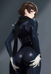 Rule 34 | ass, ass focus, black scarf, blush, brown hair, gloves, grey background, hand on own ass, highres, looking at viewer, medium hair, mikan zakuro, niijima makoto, persona, persona 5, presenting, queen (persona 5), red eyes, scarf, shiny clothes, shoulder spikes, spikes, white gloves