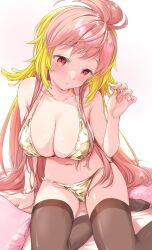 1girl absurdres ahoge bikini blonde_hair blush breasts brown_thighhighs embarrassed gold_bikini gradient_hair highres hira_hikari large_breasts long_hair looking_at_viewer messy_hair multicolored_hair nanashi_inc. on_bed pillow pink_hair playing_with_own_hair red_eyes shirana_tamana simple_background sitting solo string_bikini swimsuit thighhighs thighs two-tone_hair virtual_youtuber white_background