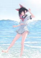 1girl absurdres animal_ears arm_up barefoot black_hair black_sailor_collar blue_archive blush cat_ears cat_girl colored_inner_animal_ears colored_inner_hair commentary day grin halo highres kazusa_(blue_archive) looking_at_viewer multicolored_hair outdoors pink_hair pleated_skirt rama_(yu-light8) red_halo sailor_collar school_uniform serafuku shirt short_hair short_sleeves skirt smile soaking_feet solo standing two-tone_hair white_shirt white_skirt