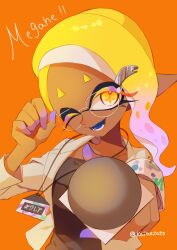 1girl artist_name bespectacled blonde_hair colored_extremities colored_eyelashes commentary_request dark-skinned_female dark_skin eyelashes frye_(splatoon) glasses gradient_hair highres holding holding_microphone inkling kainesato long_hair looking_at_viewer microphone multicolored_hair nintendo official_alternate_costume one_eye_closed open_mouth pointy_ears purple_hair reaching reaching_towards_viewer romaji_text short_eyebrows smile solo splatoon_(series) splatoon_3 tentacle_hair thick_eyebrows twitter_username two-tone_hair