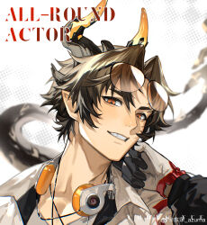 1boy absurdres arknights character_name chinese_commentary chongyue_(all-round_actor)_(arknights) chongyue_(arknights) commentary_request dongju_azuma dragon_boy dragon_horns dragon_tail eyewear_on_head glasses head_on_hand headphones headphones_around_neck highres horns looking_at_viewer male_focus pointy_ears smile tail watermark weibo_watermark