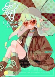 1girl artist_name bike_shorts black_shorts brown_jacket brown_shoes closed_mouth commentary dated_commentary earrings green_background green_hair hand_in_pocket heart heart-shaped_eyewear highres holding holding_umbrella hoop_earrings inkling inkling_girl inkling_player_character jacket jewelry kainesato long_hair looking_at_viewer nintendo pointy_ears shoes shorts simple_background sitting socks solo splatoon_(series) splatoon_3 sunglasses tentacle_hair twitter_username umbrella watermark white_socks zipper