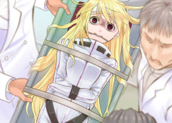1girl 3boys arms_across_body bandages blonde_hair bodysuit bound bound_arms commentary_request crazy crazy_eyes crazy_smile faceless faceless_male gagged grey_hair hisaba_iori immobilization lab_coat long_hair looking_at_viewer messy_hair multiple_boys original red_eyes sanpaku shaded_face smile straitjacket stretcher very_long_hair white_bodysuit