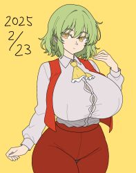 1girl 2025 ascot breasts cosplay dated expressionless green_hair hair_between_eyes hikage_(senran_kagura) huge_breasts jacket kazami_yuuka kazami_yuuka_(cosplay) look-alike looking_at_viewer pants red_jacket red_pants saroe530 senran_kagura shirt short_hair solo touhou trait_connection white_shirt yellow_ascot yellow_background yellow_eyes