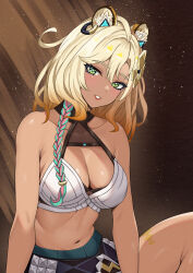 1girl animal_ear_fluff animal_ears bare_shoulders blonde_hair braid breasts brown_background cleavage commentary_request genshin_impact green_eyes grin highres jaguar_ears jaguar_girl kakabos large_breasts lips looking_at_viewer midriff navel smile solo xilonen_(genshin_impact)