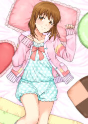 1girl blush brown_eyes brown_hair cardigan closed_mouth fluffy_girl_pajamas_(idolmaster) from_above hagiwara_yukiho highres idolmaster idolmaster_(classic) idolmaster_one_for_all long_sleeves looking_at_viewer lying on_back on_bed pajamas pillow pink_cardigan polka_dot polka_dot_pajamas short_hair smile solo tsurui