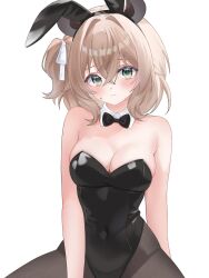 1girl animal_ears astrachan949 bare_shoulders black_leotard black_pantyhose blush breasts brown_hair cowboy_shot fake_animal_ears green_eyes highres indie_virtual_youtuber large_breasts leotard nimi_nightmare pantyhose playboy_bunny rabbit_ears simple_background solo strapless strapless_leotard virtual_youtuber white_background