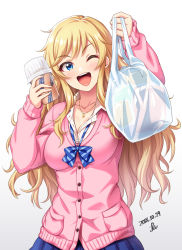 1girl ;d arms_up bag blonde_hair blue_bow blue_bowtie blue_skirt blush bow bowtie breasts buttons cardigan cleavage collar collared_shirt cup dated disposable_cup female_focus gradient_background head_tilt highres holding holding_bag holding_cup idolmaster idolmaster_cinderella_girls lipstick long_hair long_sleeves looking_at_viewer loose_bowtie makeup medium_breasts ohtsuki_yui one_eye_closed open_mouth pink_cardigan pink_lips pleated_skirt round_teeth shirt shopping_bag signature skirt smile solo teeth upper_teeth_only white_background white_shirt yoohi