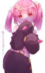 1girl :3 belt black_eyes black_skirt bright_pupils coral_(pokemon) fang hair_ornament highres looking_at_viewer mi_oxo_9m midriff nintendo open_mouth pink_hair pokemon pokemon_(anime) pokemon_horizons simple_background skirt sleeves_past_fingers sleeves_past_wrists solo translation_request twintails white_background white_belt white_pupils x_hair_ornament